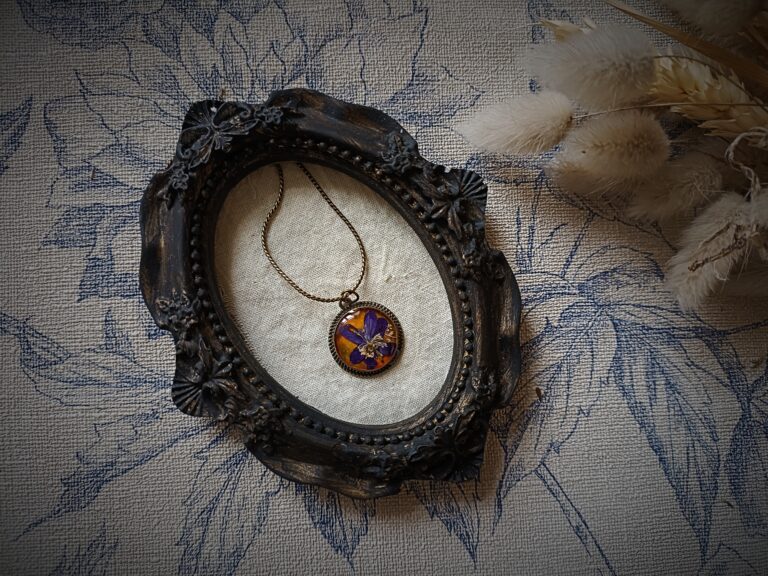 Collier vintage Anémone Hépatique